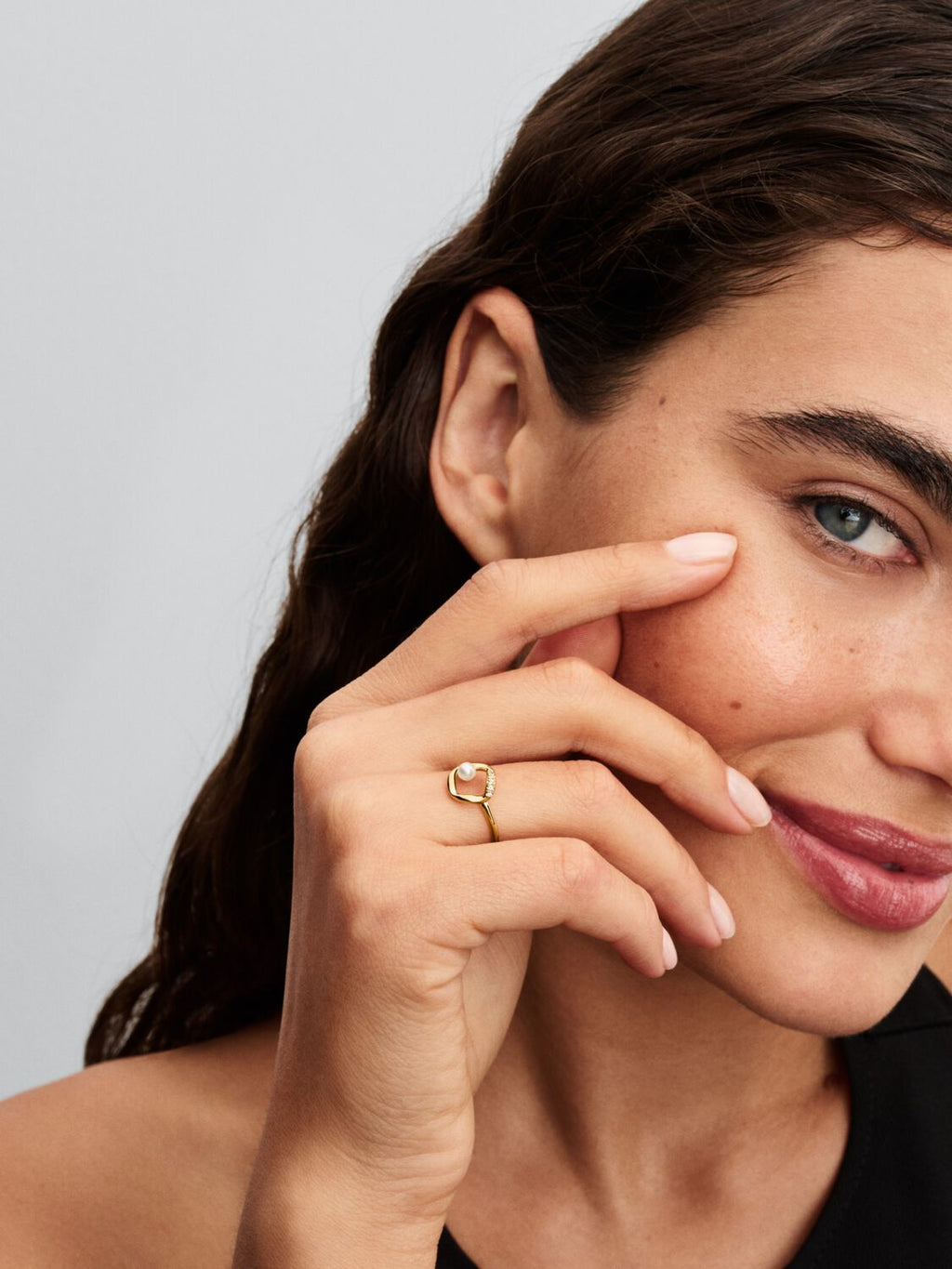 Anello Cerchio Linea Sinuosa con Perla d'Acqua Dolce Coltivata e Pavè Placcatura in Oro 14k