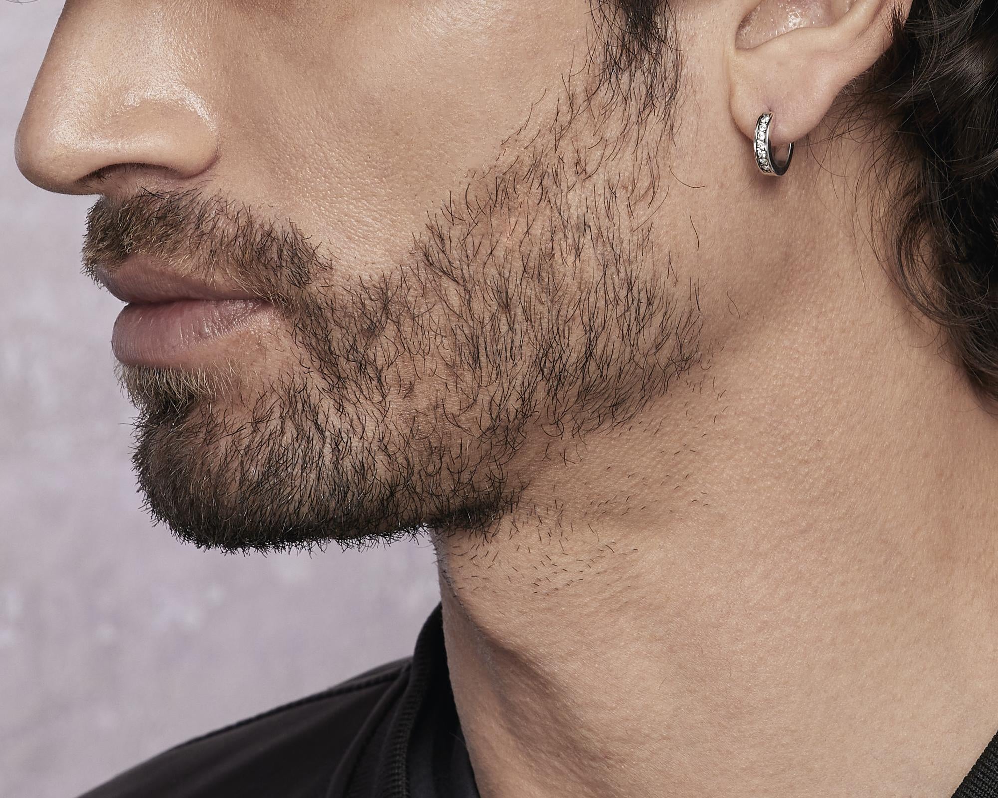 Orecchino a cerchio da uomo con zirconi bianchi MONOMANIA