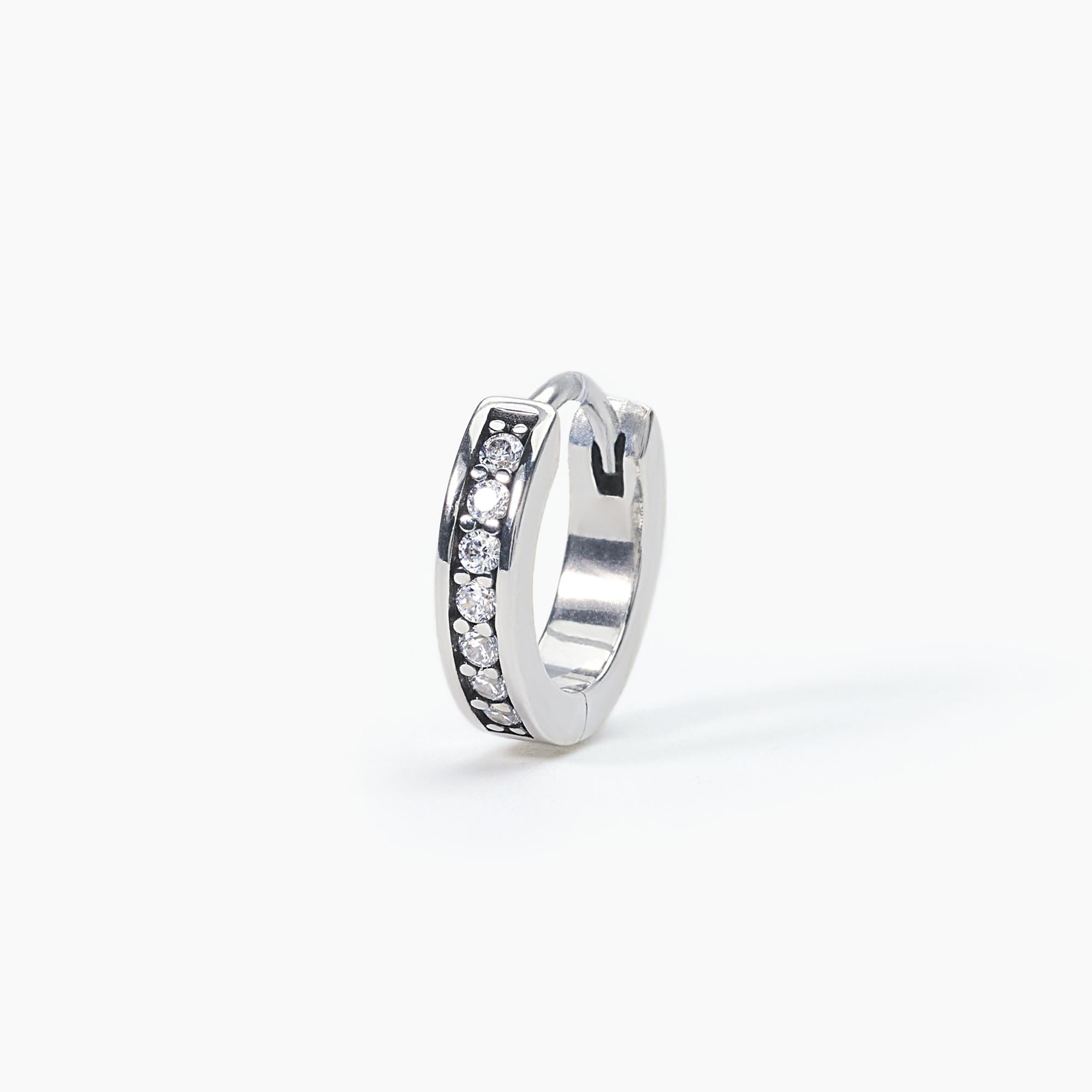 Orecchino a cerchio da uomo con zirconi bianchi MONOMANIA