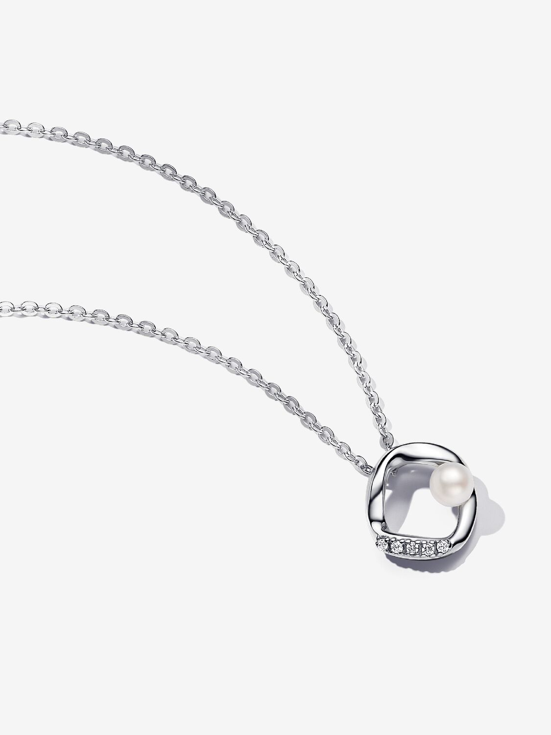 Collana Cerchio Linea Sinuosa con Perla d'Acqua Dolce Coltivata e Pavè Argento Sterling 925