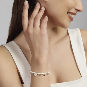 Bracciale con perle conchiglia e charms