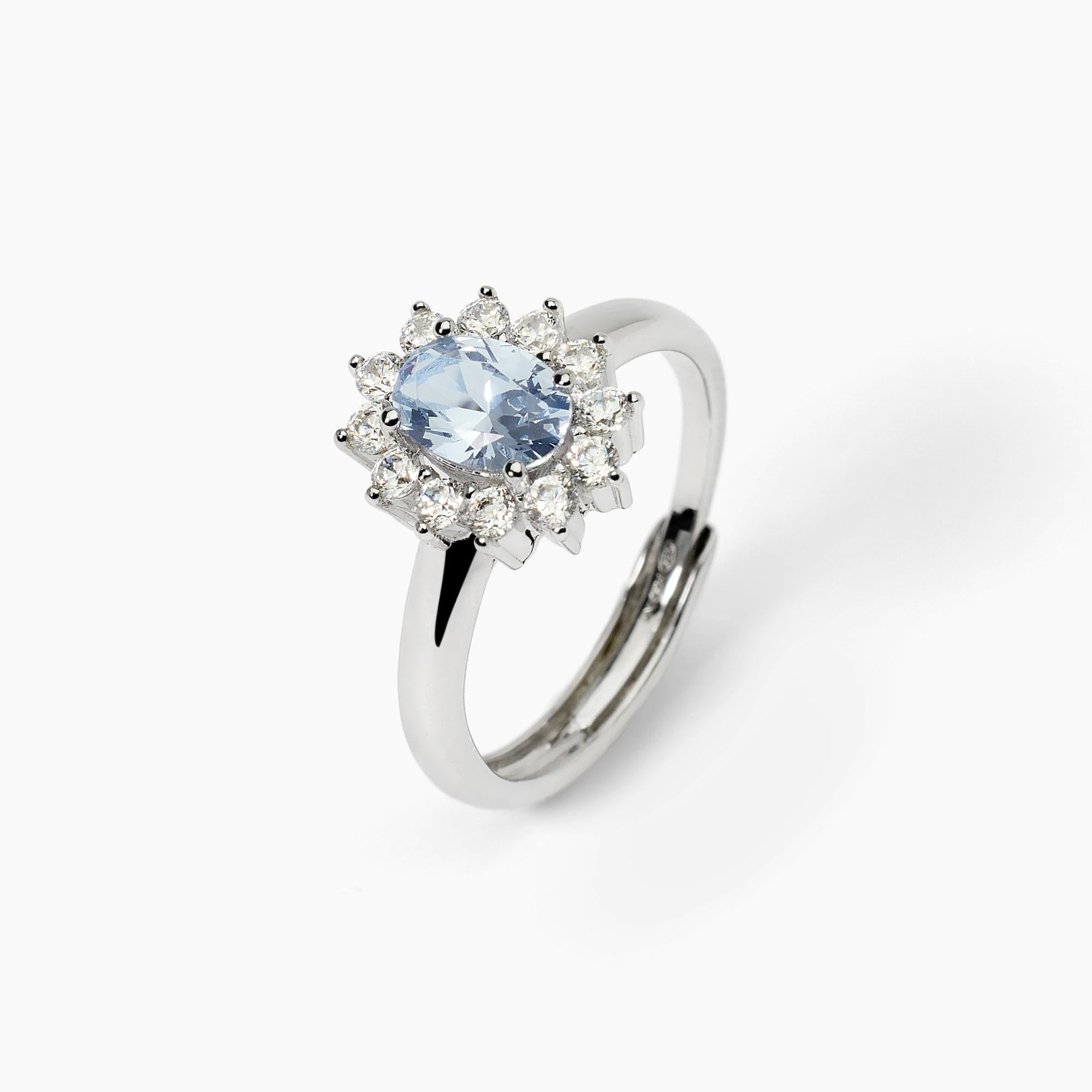 Anello in argento con acquamarina ovale e zirconi