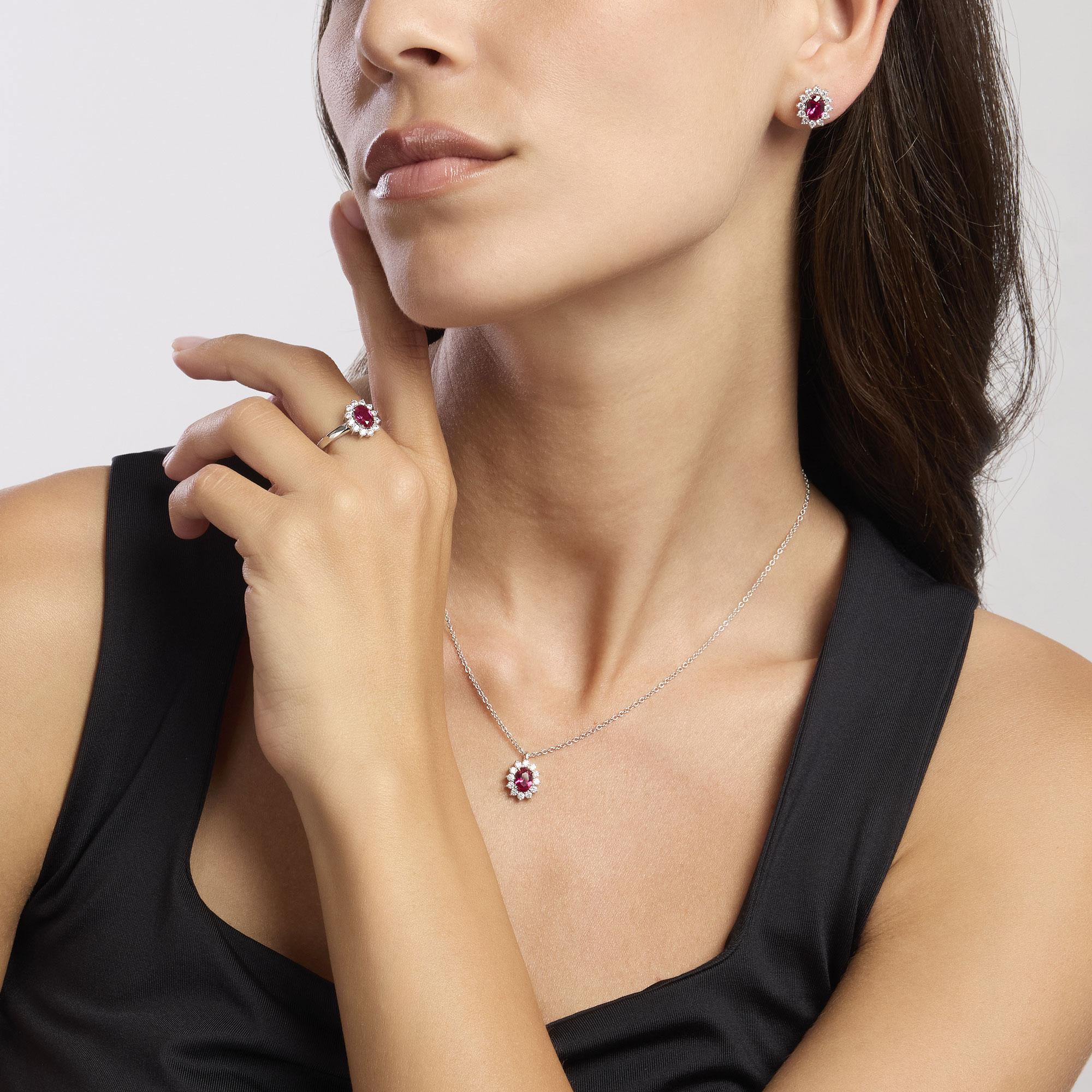 Anello in argento con rubino ovale e zirconi bianchi