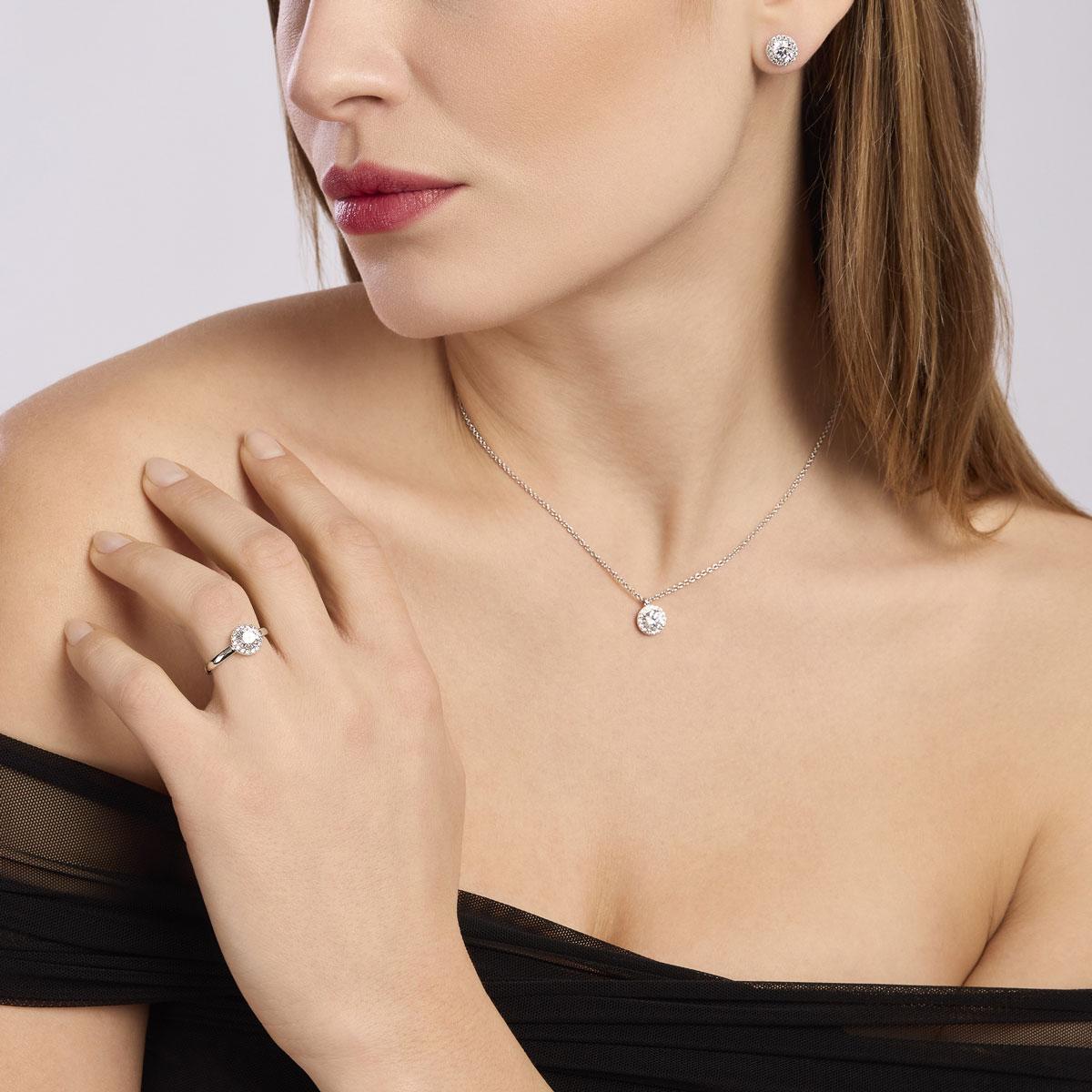 Anello in argento con zirconi