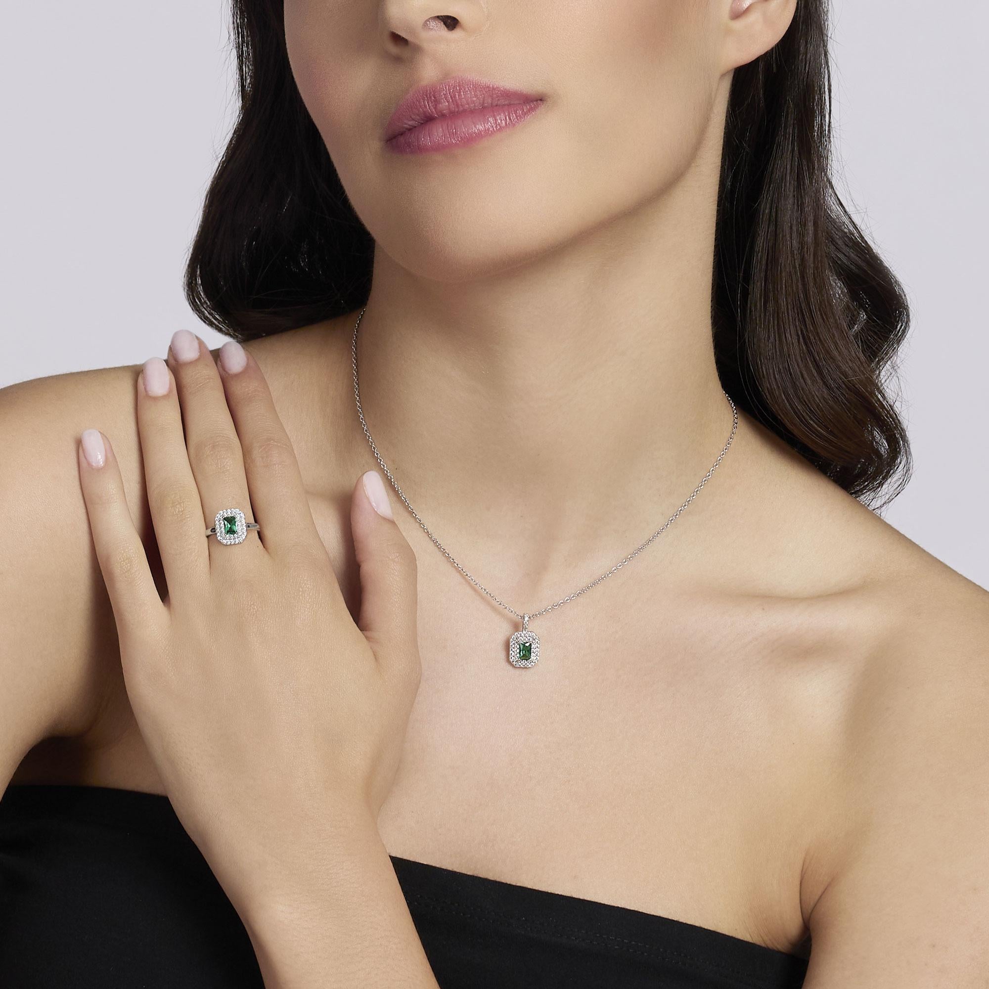 Anello in argento con smeraldo sintetico e zirconi