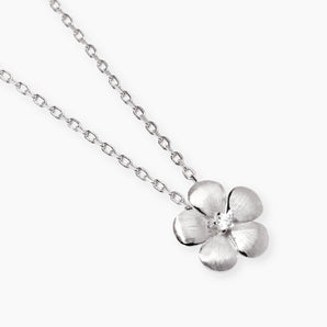 Girocollo con fiore in argento bulinato