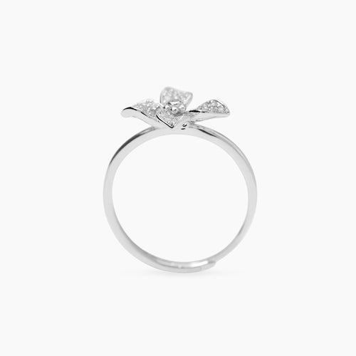 Anello in argento con fiore in zirconi