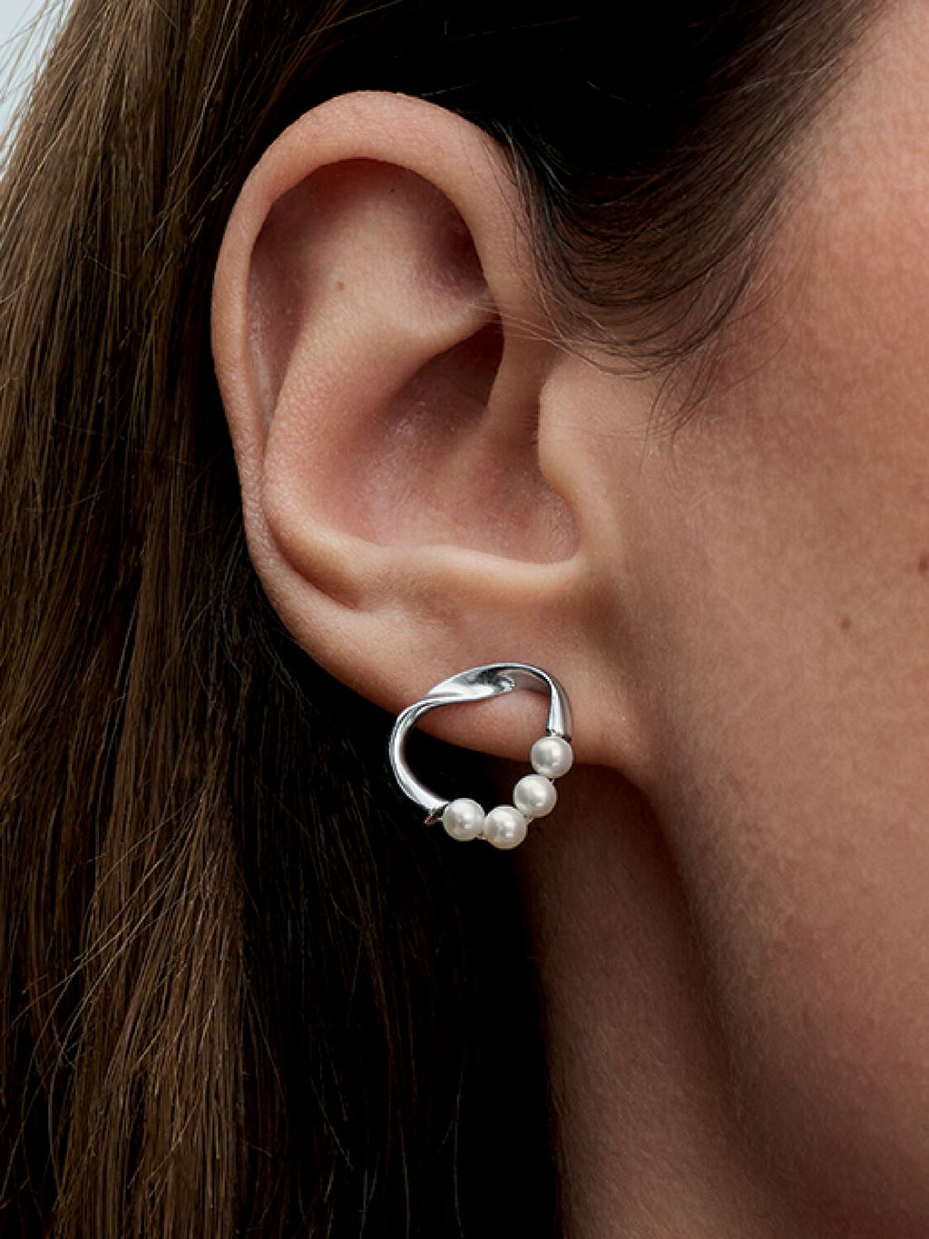 Orecchini Linea Sinuosa Circolare con Perle d'Acqua Dolce Coltivate Argento Sterling 925