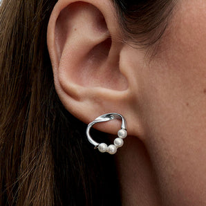 Orecchini Linea Sinuosa Circolare con Perle d'Acqua Dolce Coltivate Argento Sterling 925
