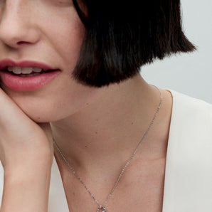 Collana Cerchio Linea Sinuosa con Perla d'Acqua Dolce Coltivata e Pavè Argento Sterling 925
